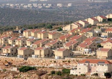 جمعية استيطانية تسلم مواطنا مقدسيا قرارا بإخلاء منزله