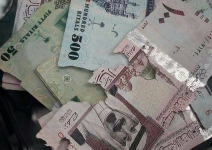 القبض على "فأر" التهم 18 ألف ريال سعودي داخل ماكينة صراف آلي (صور)