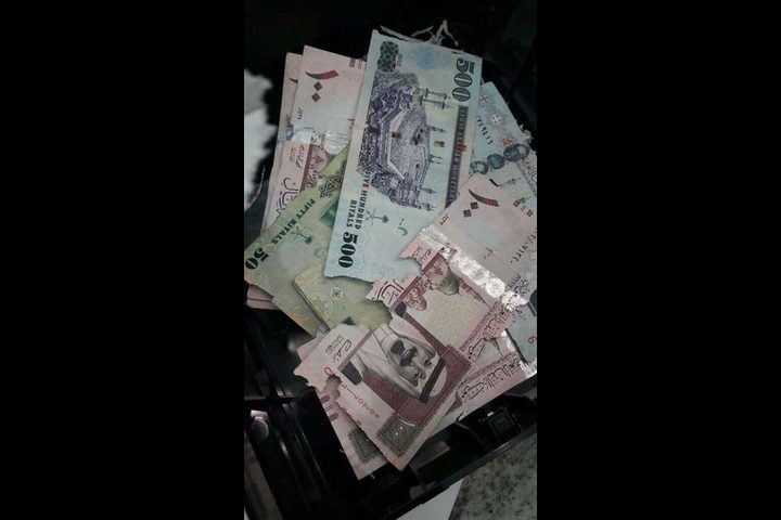 القبض على "فأر" التهم 18 ألف ريال سعودي داخل ماكينة صراف آلي (صور)
