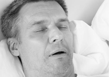 هل يؤثر صوت الشخير على جمجمة الإنسان ؟