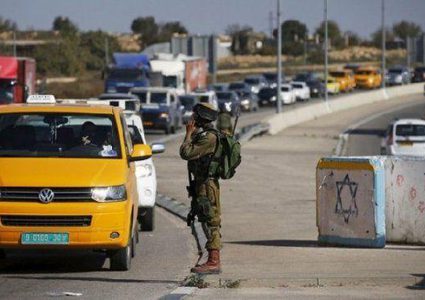 الاحتلال يطلق النار على عجلات مركبة عند حاجز "الزعيم" بالقدس