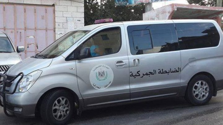 الضابطة الجمركية والصحة توقفان معملاً للحلويات في الخليل