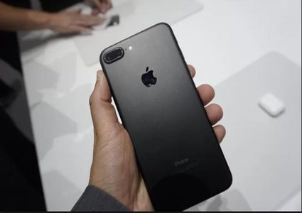 آبل تعترف: هناك خلل في ميكروفون بعض نماذج آيفون 7