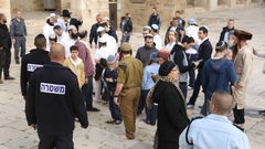 128 اعتداء وانتهاكا للأقصى والإبراهيمي خلال نيسان