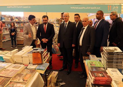 الحمد الله يتفقد معرض فلسطين الدولي للكتاب