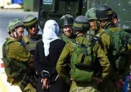 الاحتلال يعتقل سيدة بدعوى حيازتها سكينا