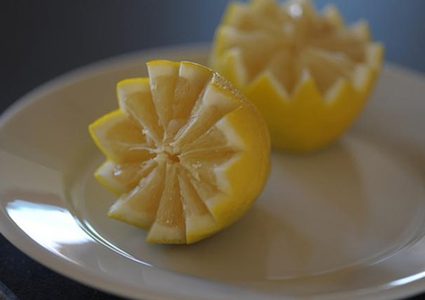 لماذا يجب أن تضع شرائح الليمون بالقرب من سريرك؟