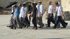 مستوطنون وطلبة معاهد تلمودية يقتحمون "الأقصى"