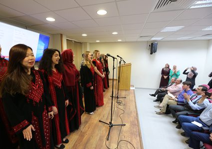 جامعة النجاح تحتفل بتخريج الفوج السادس من طلبة معهد الدراسات الأفريقية والشرقية SOAS