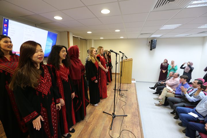 جامعة النجاح تحتفل بتخريج الفوج السادس من طلبة معهد الدراسات الأفريقية والشرقية SOAS