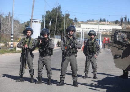 الاحتلال يحتجز مقدسيين بمركبتهما أكثر من 3 ساعات