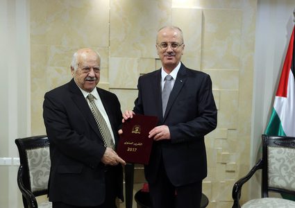 الحمد الله يتسلم التقرير السنوي لهيئة مكافحة الفساد للعام 2017