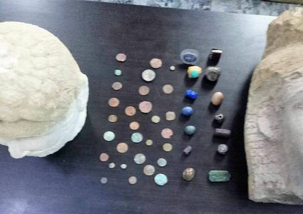 الشرطة تضبط قطعاً أثرية وتلقي القبض على 4 مشتبه بهم