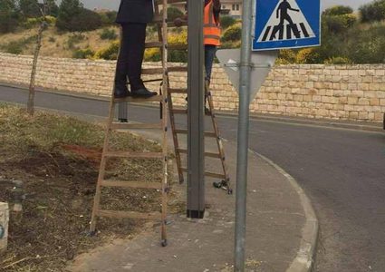 الاحتلال يضع لافتات ارشادية "السفارة الأمريكية" في القدس