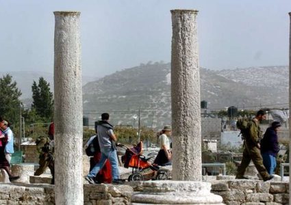 مستوطنون يقومون بجولات استفزازية في المنطقة الأثرية في سبسطية