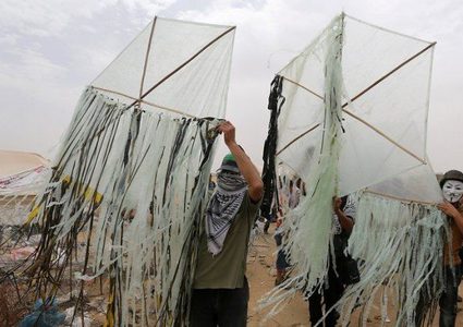 الطائرات الورقية المشتعلة تحرق حقولا جديدة في مستوطنات "غلاف غزة"