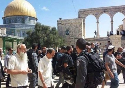 مستوطنون وعناصر مخابرات الاحتلال يقتحمون الأقصى