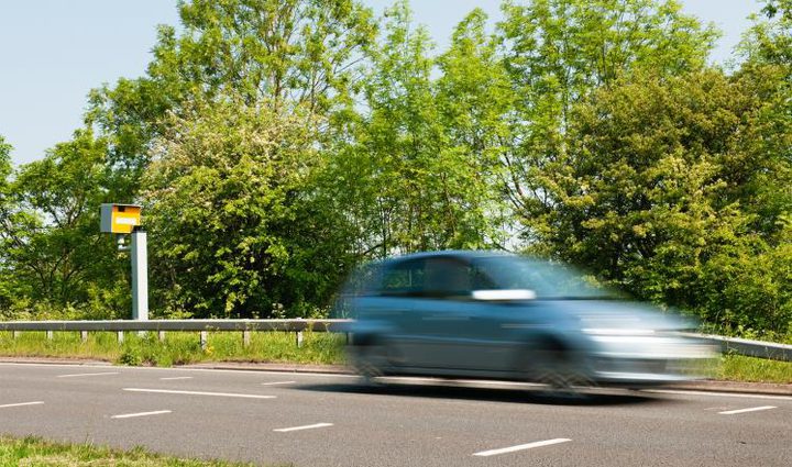 رصد سيارة تسير بسرعة 696 كيلومترا بالساعة!