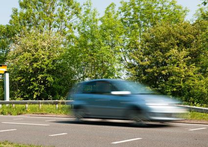 رصد سيارة تسير بسرعة 696 كيلومترا بالساعة!