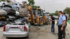 الشرطة تتلف 120 مركبة غير قانونية في نابلس