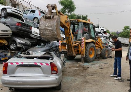 الشرطة تتلف 120 مركبة غير قانونية في نابلس