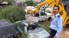 الشرطة تتلف 60 مركبة غير قانونية في طولكرم