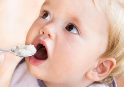 متى يمكنك إدخال البيض إلى طعام طفلك الرضيع؟