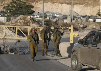 الاحتلال يغلق مدخل مخيم الفوار في الخليل