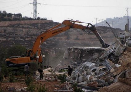 قوات الاحتلال تشرع بهدم مساكن وبركسات زراعية جنوب نابلس