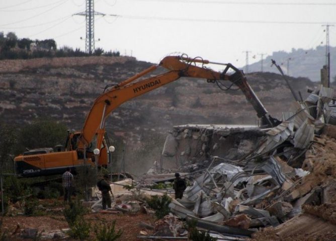 قوات الاحتلال تشرع بهدم مساكن وبركسات زراعية جنوب نابلس