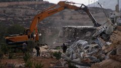 قوات الاحتلال تشرع بهدم مساكن وبركسات زراعية جنوب نابلس