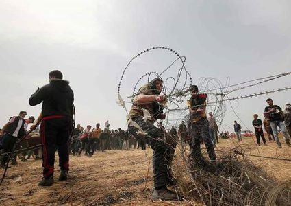 مواطنون يستولون على كاميرا تابعة لقوات الاحتلال شرق غزة