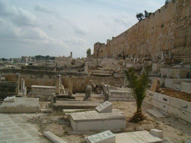 دعوات للتواجد بمقبرة باب الرحمة عقب صلاة الجمعة في الأقصى