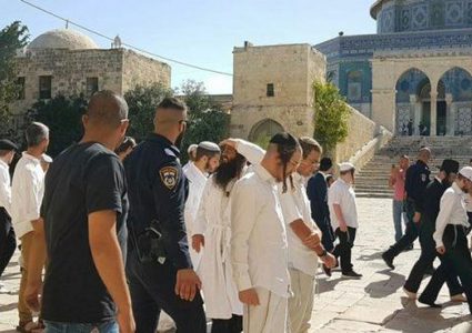 مستوطنون يؤدون رقصات وصلوات تلمودية قرب سور الأقصى