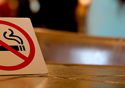 التدخين السلبي يؤثر على المحيطين بك حتى خارج الغرفة!