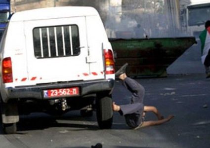 استشهاد شاب متأثرا بجروحه نتيجة دهسه من قبل حافلة إسرائيلية