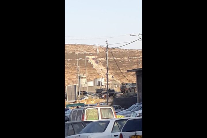 الخليل: الاحتلال يعتقل مواطنا بحجة محاولة دهس جنود