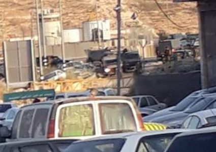 الخليل: الاحتلال يعتقل مواطنا بحجة محاولة دهس جنود