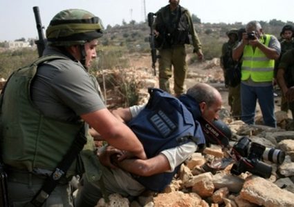 "الإعلام": الاعتداء على طواقم تلفزيون فلسطين يستدعي الحماية الدولية للصحافيين