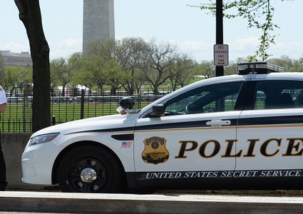 طفلة تقفز من سيارة أثناء سرقتها!