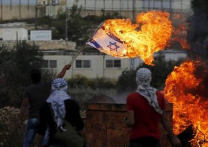 للمرة الثانية: الشبان يقتحمون معبر كرم ابو سالم