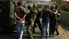 الاحتلال يعتقل ثلاثة مواطنين من عزون