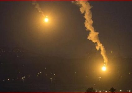 زوارق الاحتلال تطلق قنابل ضوئية في محيط ميناء غزة