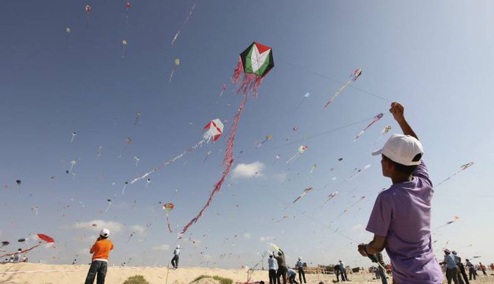 وثائق تكشف قرار قوات الإحتلال حول التعامل مع الطائرات الورقية في قطاع غزة