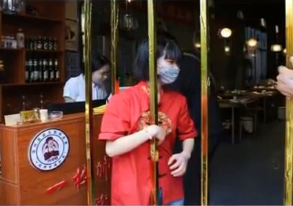 مطعم يشجع زبائنه على خسارة الوزن بأغرب الطرق!