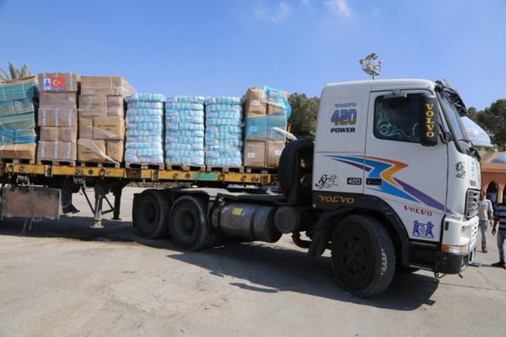 الصليب الأحمر: دخول شاحنتي مساعدات إنسانية وطبية لغزة