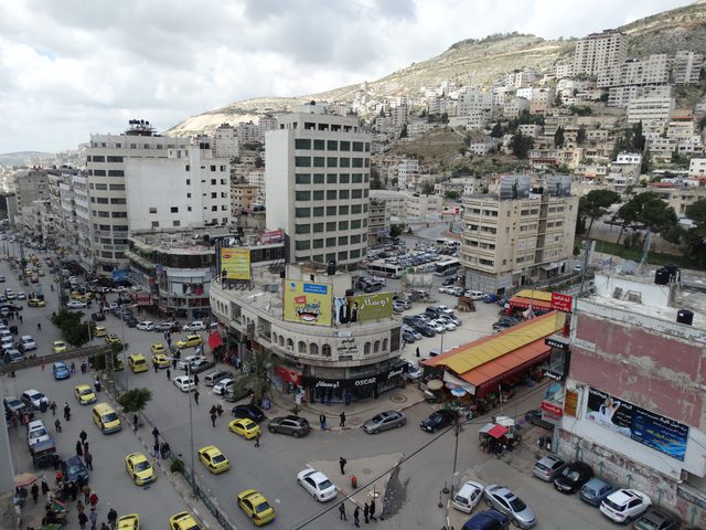 محافظ نابلس يتحدث بصراحة عن ملفات المطلوبين وخلافات البلدية