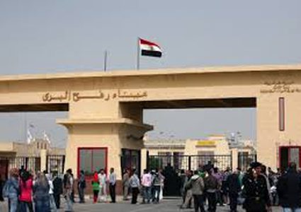 مصر تقرر استمرار فتح معبر رفح وتدفع بمساعدات لغزة