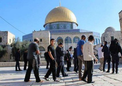 85 مستوطناً وجندياً يقتحمون باحات الأقصى