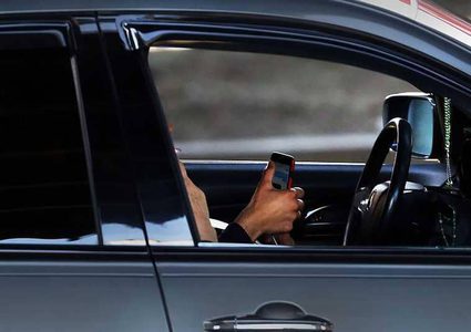 طريقة إبعاد المراهقين عن الهاتف أثناء القيادة